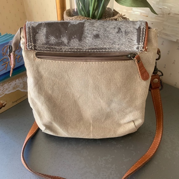 Myra crossbody bag, rustic GRAY COWHIDE flap, 100 percent BROWN leather strap. - Picture 9 of 9
